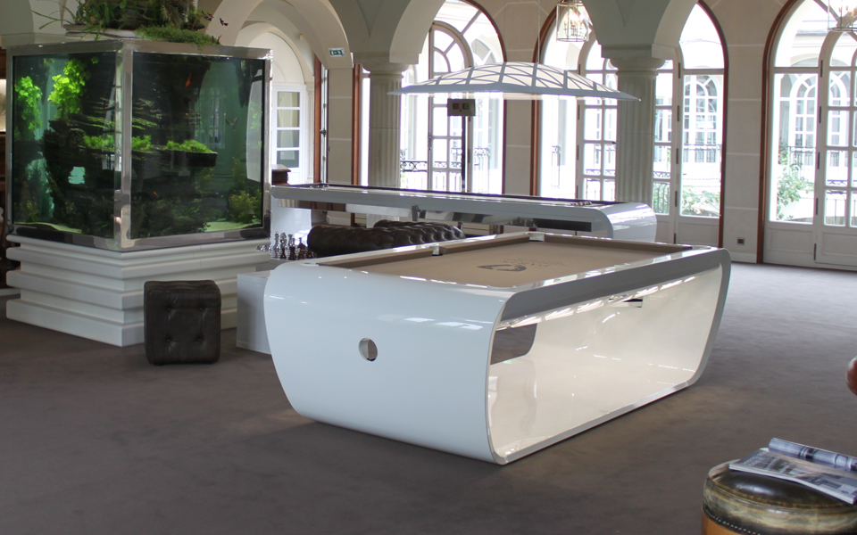 Billard design Blacklight blanc brillant avec tapis beige Billards Toulet