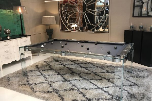 Jugar con una mesa de billar transparente - Toulet