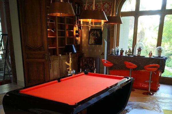 Billard Blacklight dans film Divorce Club - Billards Toulet