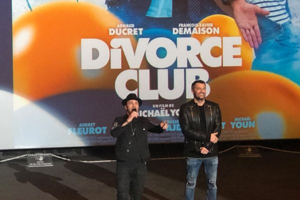 Le billard Blacklight dans le film Divorce Club.