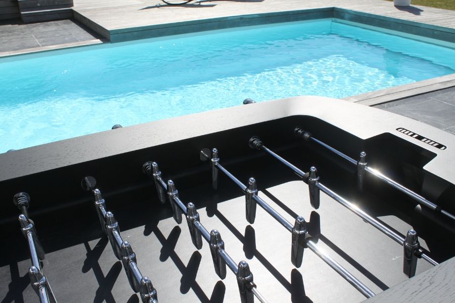 Install a table football around swimming pool - Toulet