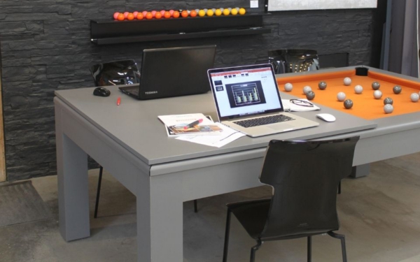 ¿Cómo combinar una mesa de billar y un escritorio?