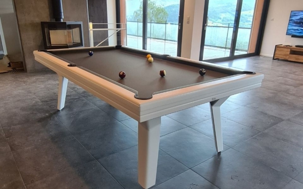 Zoom sur la table de billard originale Pop : moderne et décalée.