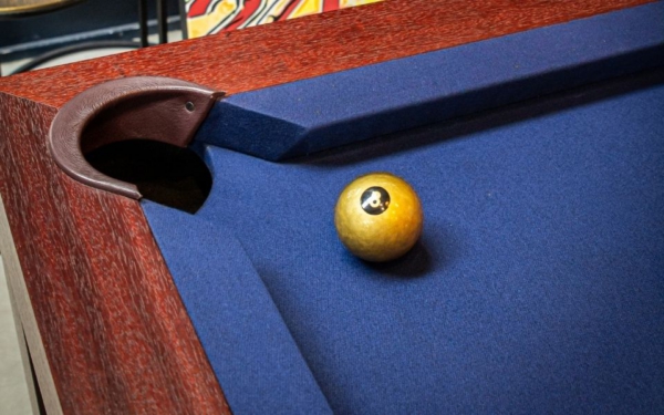Tendances 2024 : Noyer, acajou, wengé, quel billard en bois foncé choisir ?