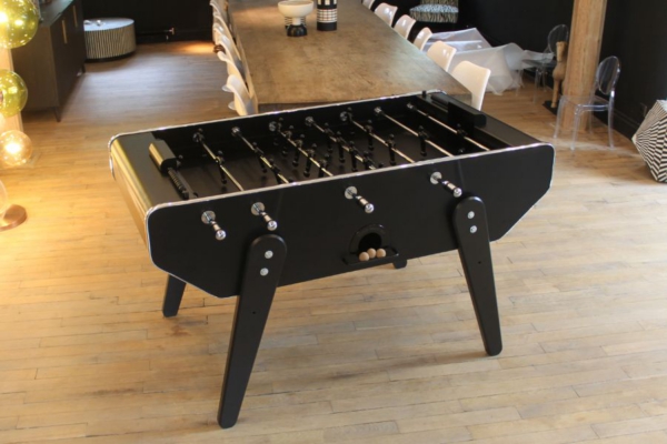 The realization of Specialist Leather : a luxury foosball table in black leather.