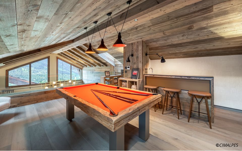 table de billard bois Megeve chalet luxe tapis orange - queue - Billards Toulet