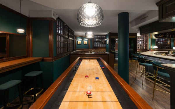 Adam’s Lounge Café dévoile son nouveau Shuffleboard