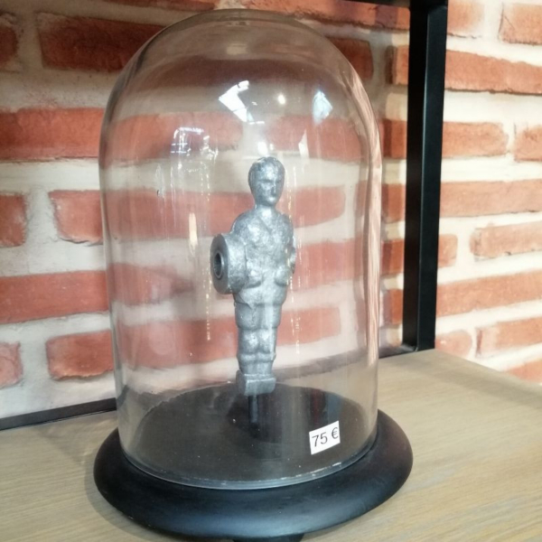 Joueur de baby-foot sous cloche en verre – Socle noir