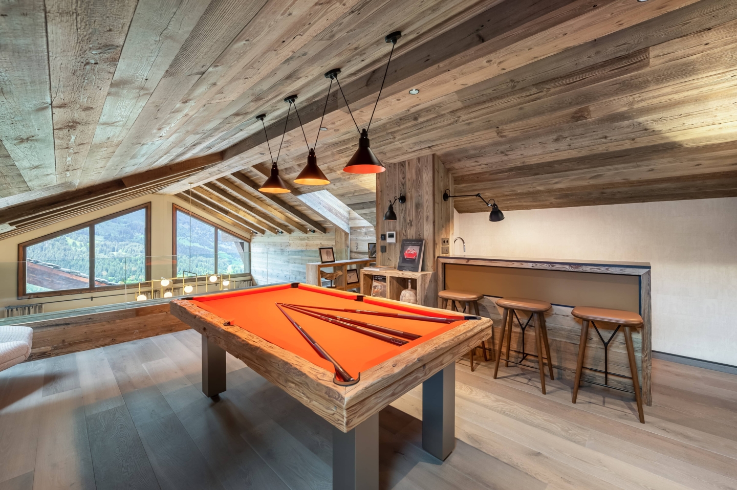 billard en bois tapis orange chalet Megève Toulet